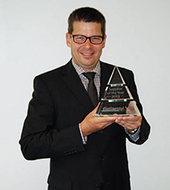 Thomas Guglhör, President of ept GmbH, with the award from Continental AG